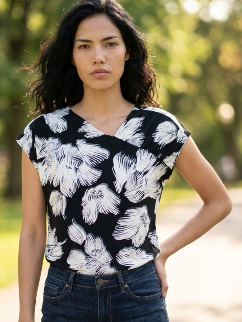 Chico's Black & White & Gray Floral V-Neck Women's Top Chico’ Size 2 (Large).